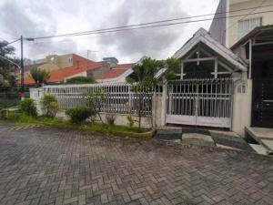 Dijual Rumah Second Terawat Di Tenggilis, Harga Tanah Aja!