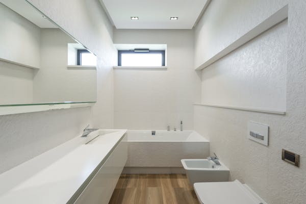 kamar mandi putih bersih