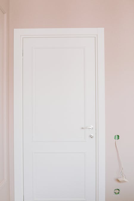 pintu putih sederhana