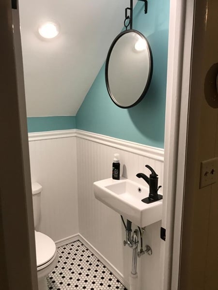 powder room minimalis bawah tangga